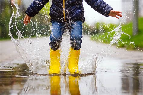 How to Play with Your Kids Outside on a Rainy Day - Baby Chick