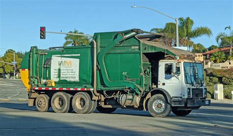 WM Garbage Truck 12-31-19 | David Valenzuela | Flickr