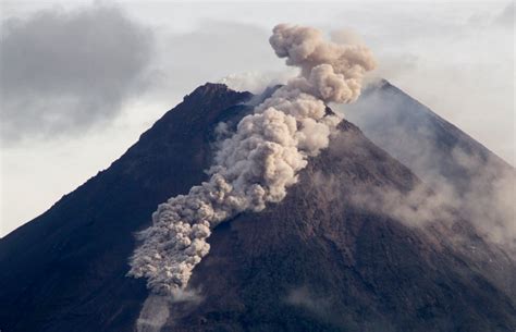 Indonesia's Mount Merapi produces thunderous eruption