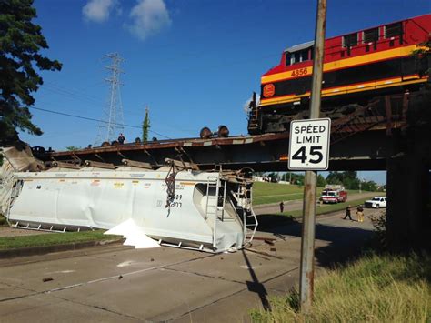 84-car freight train derails in Houston - CBS News