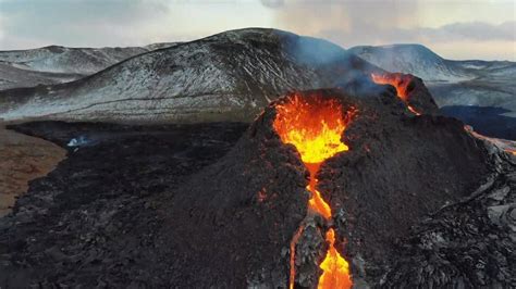 Iceland: Erupting Fagradalsfjall volcano puts on stunning lava show ...