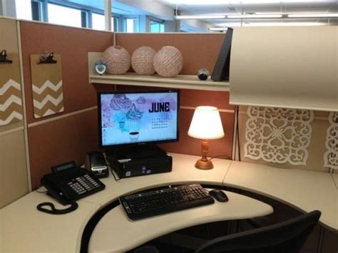 DIY Cubicle Decor Ideas For Better Working Space 25 | Cubicle decor ...