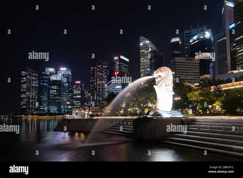 Night view of Singapore Marina Bay Merlion Stock Photo - Alamy