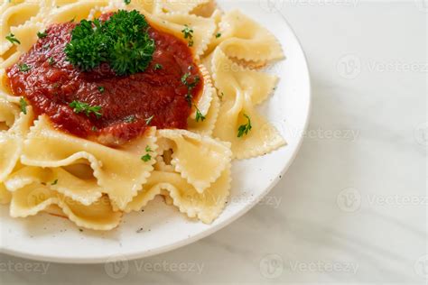 farfalle pasta in tomato sauce with parsley 7442912 Stock Photo at Vecteezy