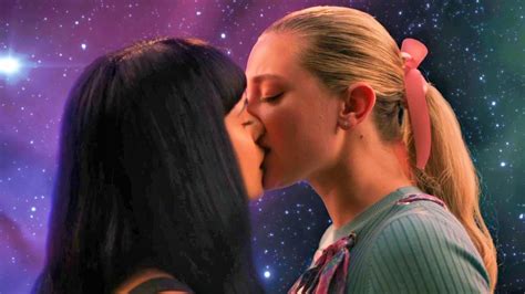 Betty and Veronica Kiss | Riverdale 7x14 - YouTube