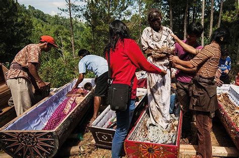 Mayat Berjalan dalam Ritual Ma'nene Toraja. Makam Ratusan Tahun ...