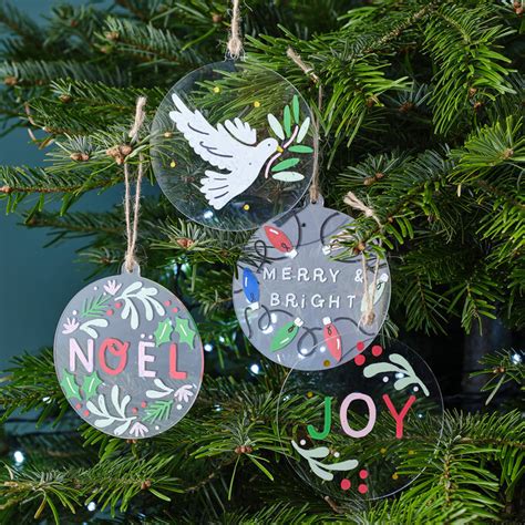 How to Decorate Acrylic Baubles with Paint Markers | Hobbycraft