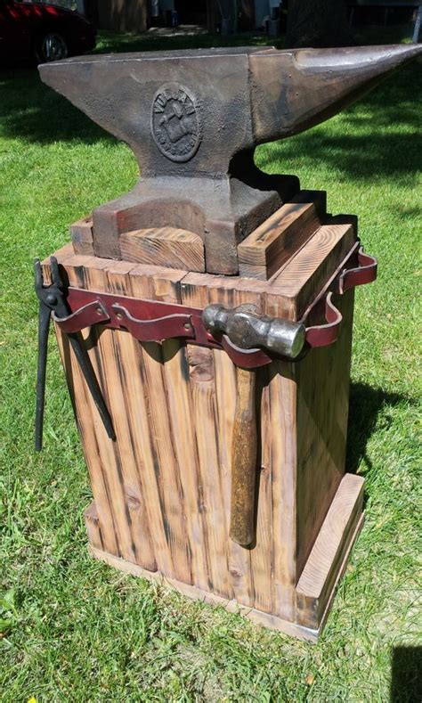 Homemade Anvil Stand. appears to be made with 1" x 8"s Forjando Metal ...