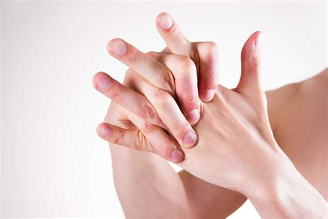 Does Cracking Your Knuckles Cause Arthritis? | Reader's Digest