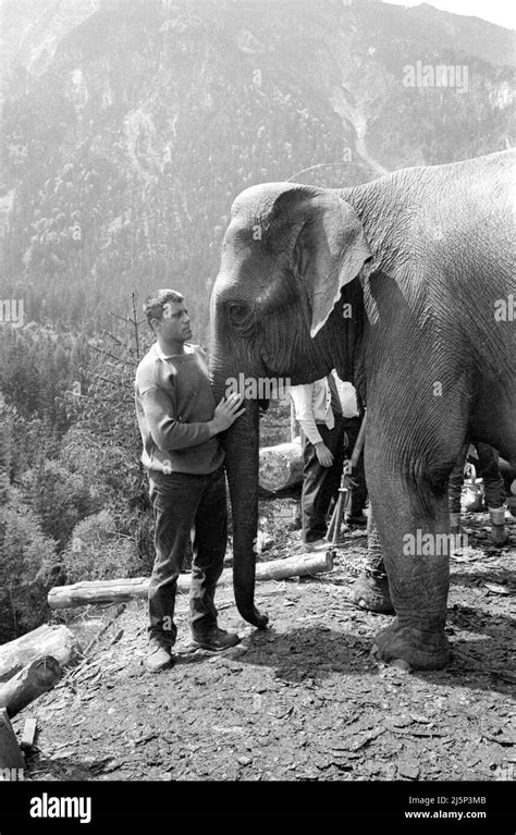 Oliver! 1968 filming hi-res stock photography and images - Alamy