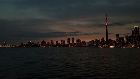 Toronto Skyline at night, looks "cool"!! : r/pics