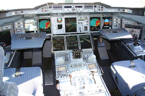 File:Airbus A380 cockpit.jpg - Wikimedia Commons