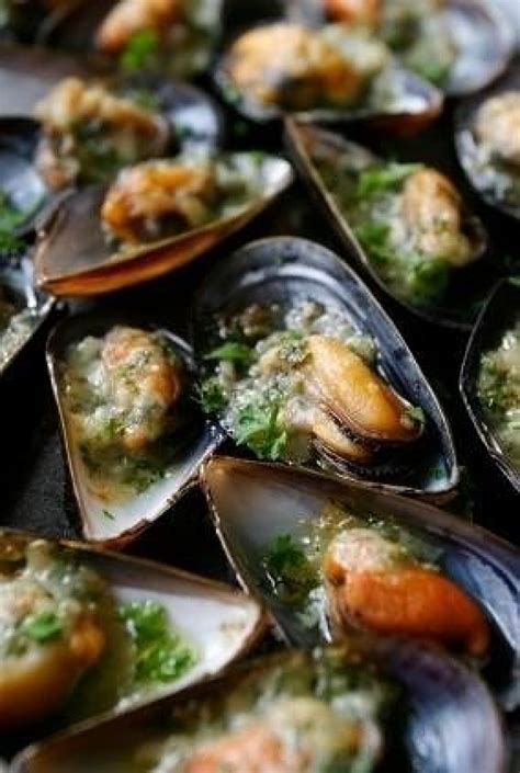 Easy Steamed Mussels Recipe | Just A Pinch Recipes