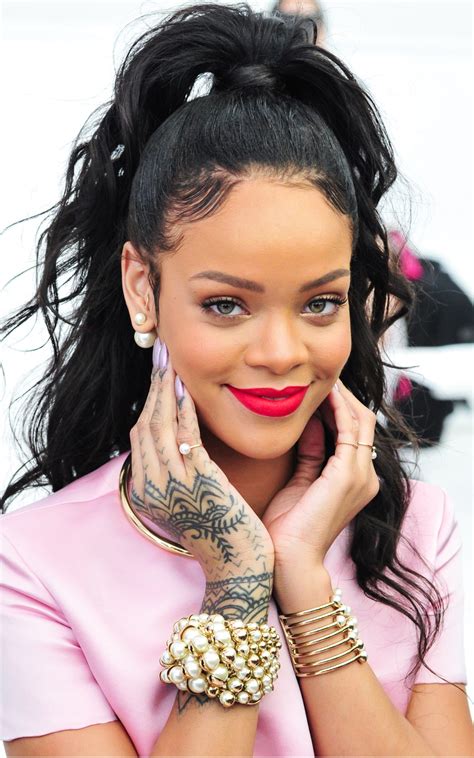 Aggregate more than 73 tattoo on rihanna's hand latest - in.coedo.com.vn