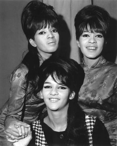 30 Fascinating Vintage Photographs of The Ronettes in the 1960s ...