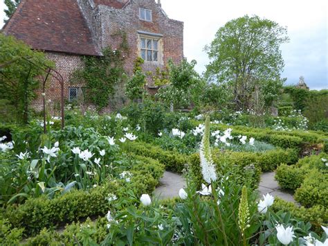 Color Story: 15 Favorite White-on-White Gardens - Gardenista