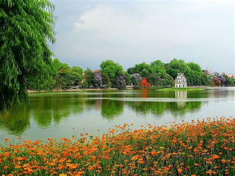 Hanoi Tours: Ho Hoan Kiem: mirror-like green lake in Hanoi