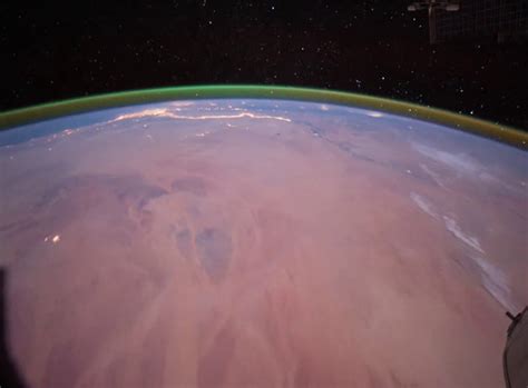 In the atmosphere of Mars, a green glow offers scientists hints for ...