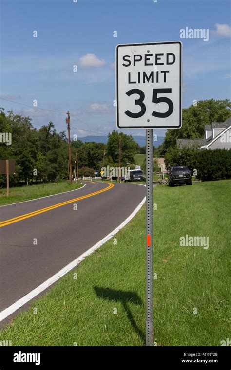 35 mph sign road hi-res stock photography and images - Alamy