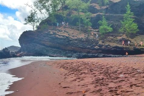 Red sand beach of Maui is Kaihalulu Beach 🌴 Danger?! Is it a dangerous ...