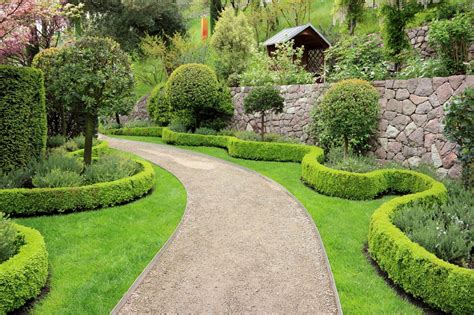 6 Easy Ideas for Landscaping Property Lines | Kellogg Garden Products