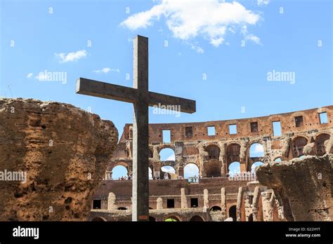 Croix chrétienne dans le Colisée, Rome, ruines spectaculaires de l ...