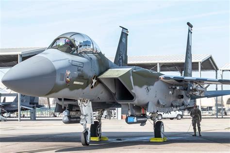 Die US-Luftwaffe enthüllte das Kampfflugzeug F-15E Strike Eagle in ...