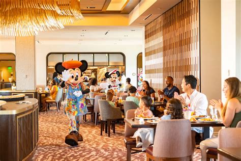 20 Best Disney World Restaurants, From Character Dining to Unique Bars