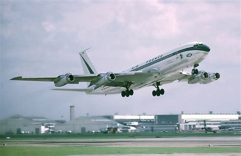 Modern Airliners - Boeing 707