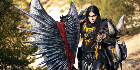 This Monster Hunter: World Cosplayer Spent Nearly 1000 Hours On Their Armor