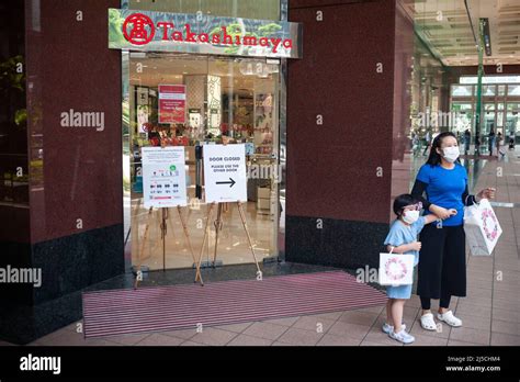 02.04.2020, Singapore, Republic of Singapore, Asia - A mother stands ...