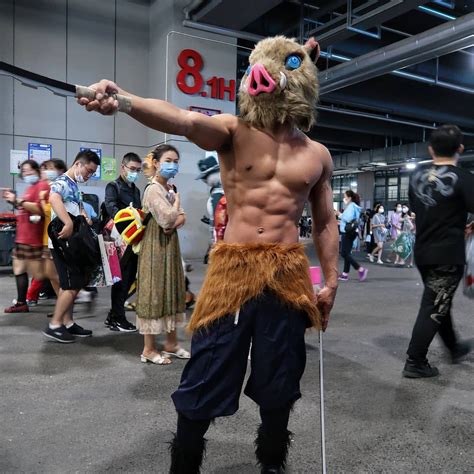 Guy Nails Inosuke Cosplay, Attracts Even More People After Taking Off ...