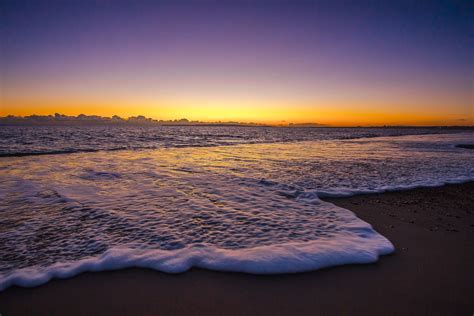 Gambar Pemandangan Laut Malam Hari