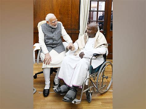 Former PM HD Deve Gowda meets PM Modi submits memorandum concerning ...