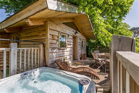 41 Best Treehouse Holidays With a Hot Tub in the UK [2023] | Cabin hot ...