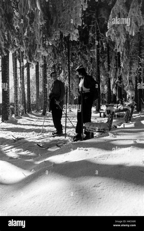 Skifahrer im Skigebiet um Oberhof in Thüringen, Deutschland 1930er ...