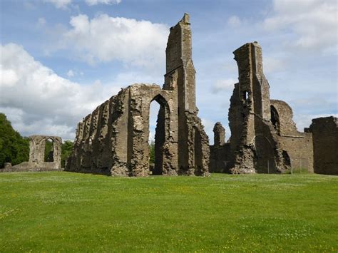 Neath Abbey © Philip Halling cc-by-sa/2.0 :: Geograph Britain and Ireland