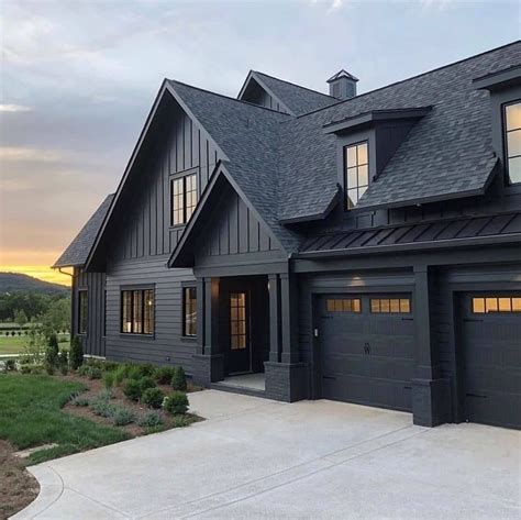 All black farmhouse. Modern and mysterious. | Craftsman house exterior ...