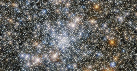 Hubble Photographs a Glittering Star Cluster | PetaPixel