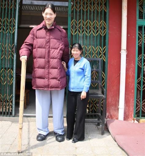 World's tallest woman dies aged 40 after losing battle with tumour that ...