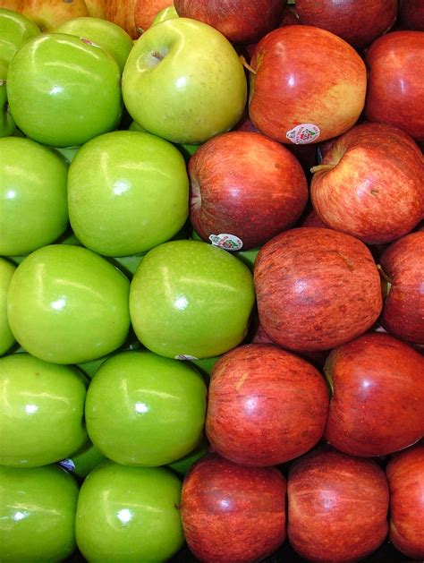 File:Assorted Red and Green Apples 2120px.jpg