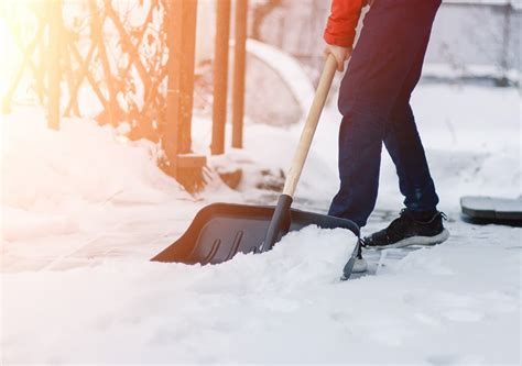 Choosing the Right Snow Shovel for Your Needs - Life In Minnesota