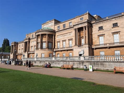 A Sneak Peak At The Gardens Of Buckingham Palace - Living London History