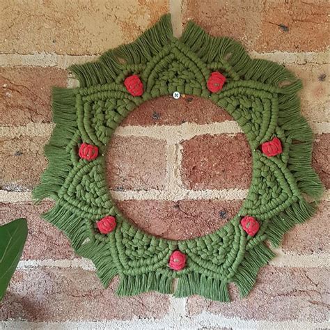 DIY Macrame Christmas Wreath :: Consciously Crafted