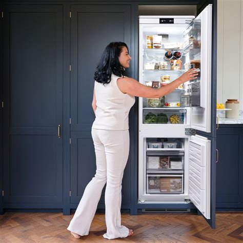 Ri7320 70/30 Frost Free In-Column Fridge Freezer | Caple