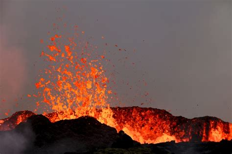 Iceland asks tourists not to come because of volcano emitting deadly ...