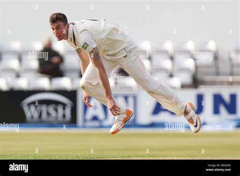 Reece Topley in bowling action for Essex - Northamptonshire CCC vs ...