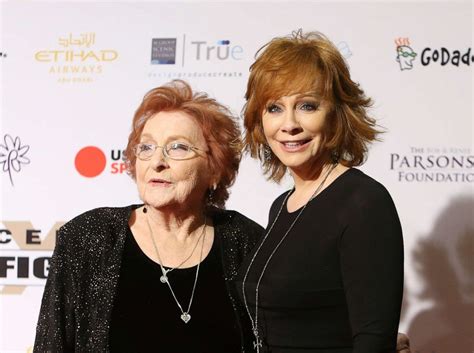 Reba McEntire reflects on 2020: From her mother's death to her new ...