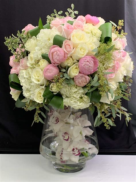 Large modern flower arrangement in Miami , FL | Luxury Flowers Miami