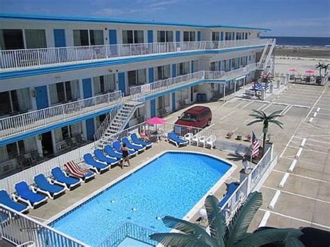 Offering an outdoor pool, Apollo Motel is located on the beach in ...